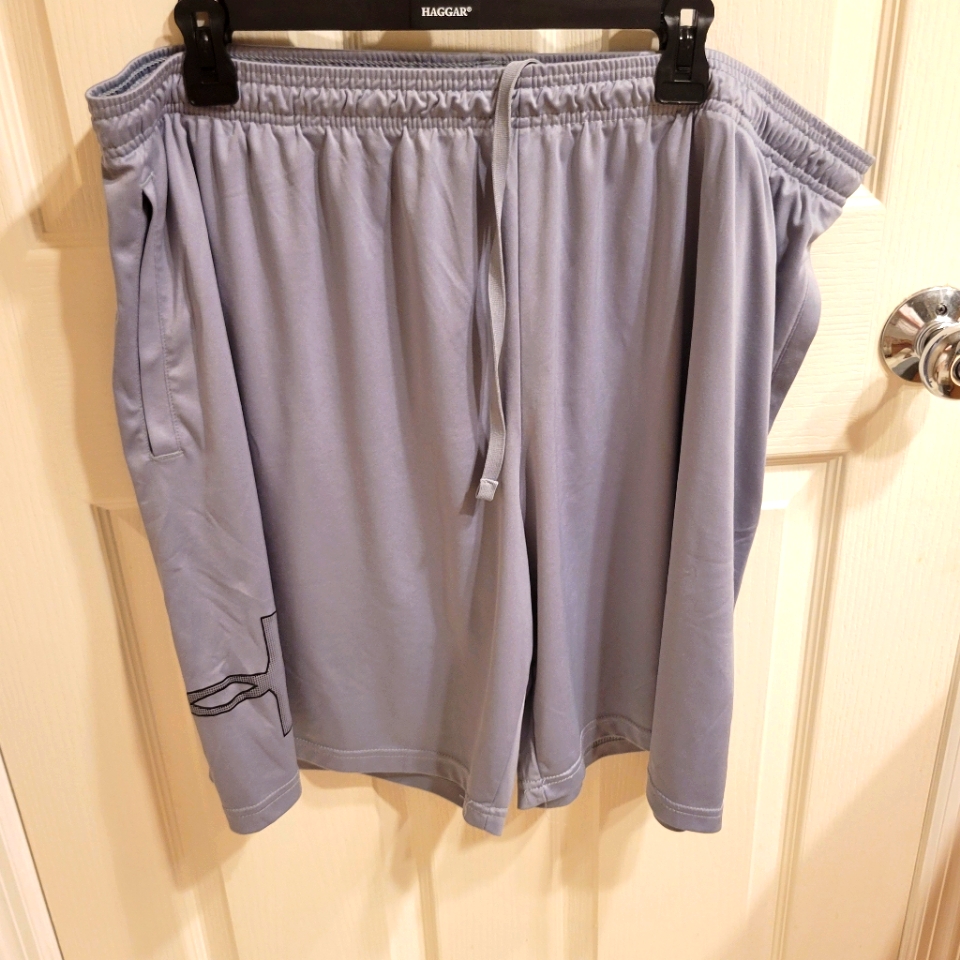 Mens 3xl Under Armour Grey Gym Shorts With Pockets.